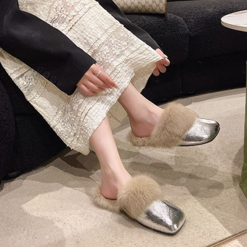 Women'S Accessories Trends 2025 - Platte damespantoffels 2025, herfst-wintermode, buiten, warm,